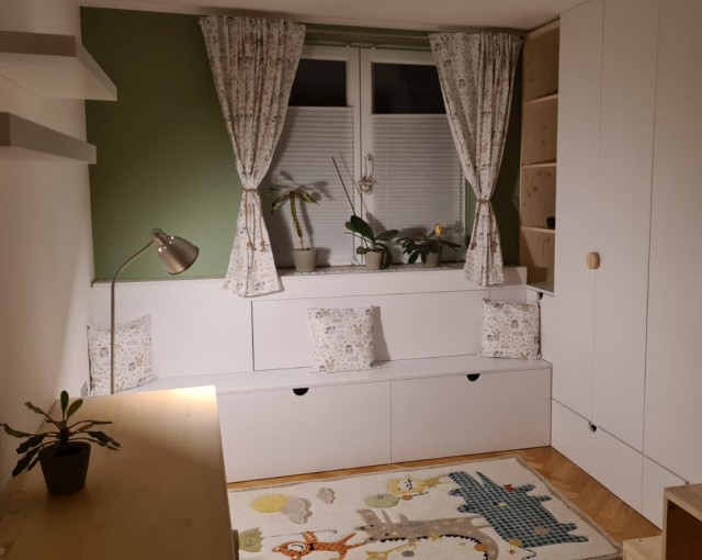 Moderná detská izba podľa návrhu od architekta, biely nábytok na mieru, poschodová posteľ